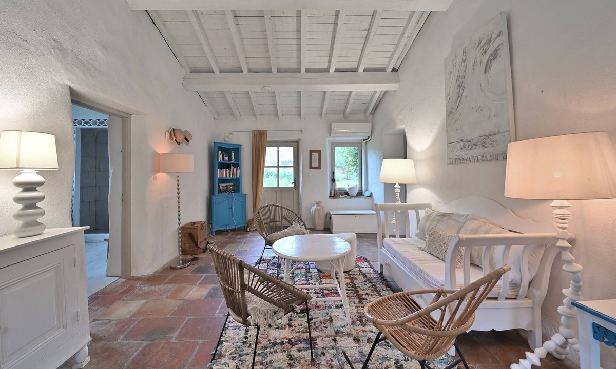 Pech-Luna House | Cottage 'La Maison D'amis Du Chateau' with Shared Pool, Wi-Fi and Air Conditioning