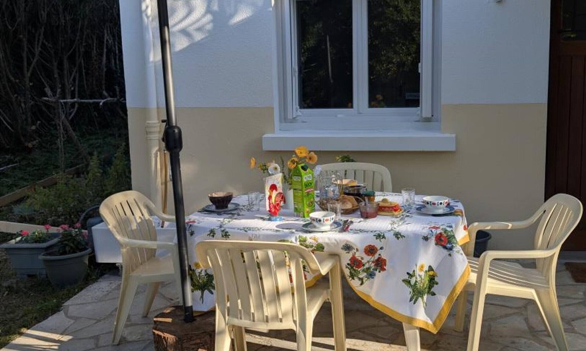 Charge Cottage | Cottage Les Tilleuls: Charm of Touraine, Garden, Terrace