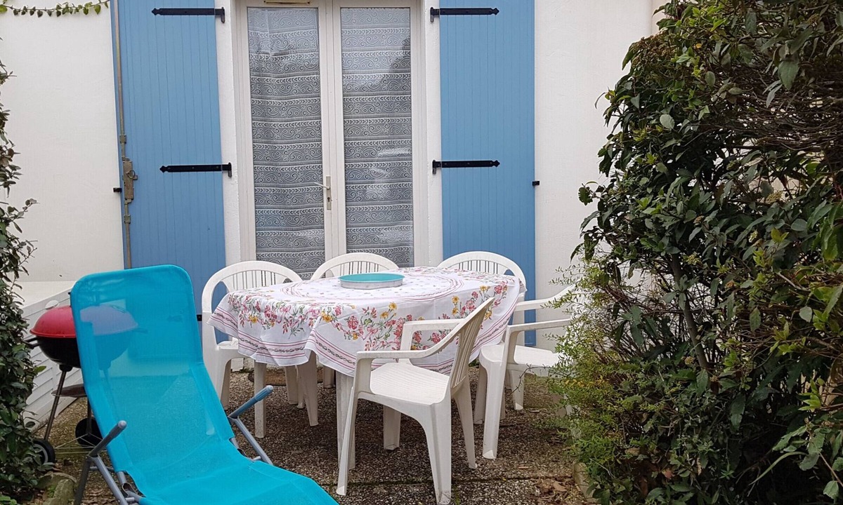 Barbatre House | Cottage near beach with pets allowed and parking