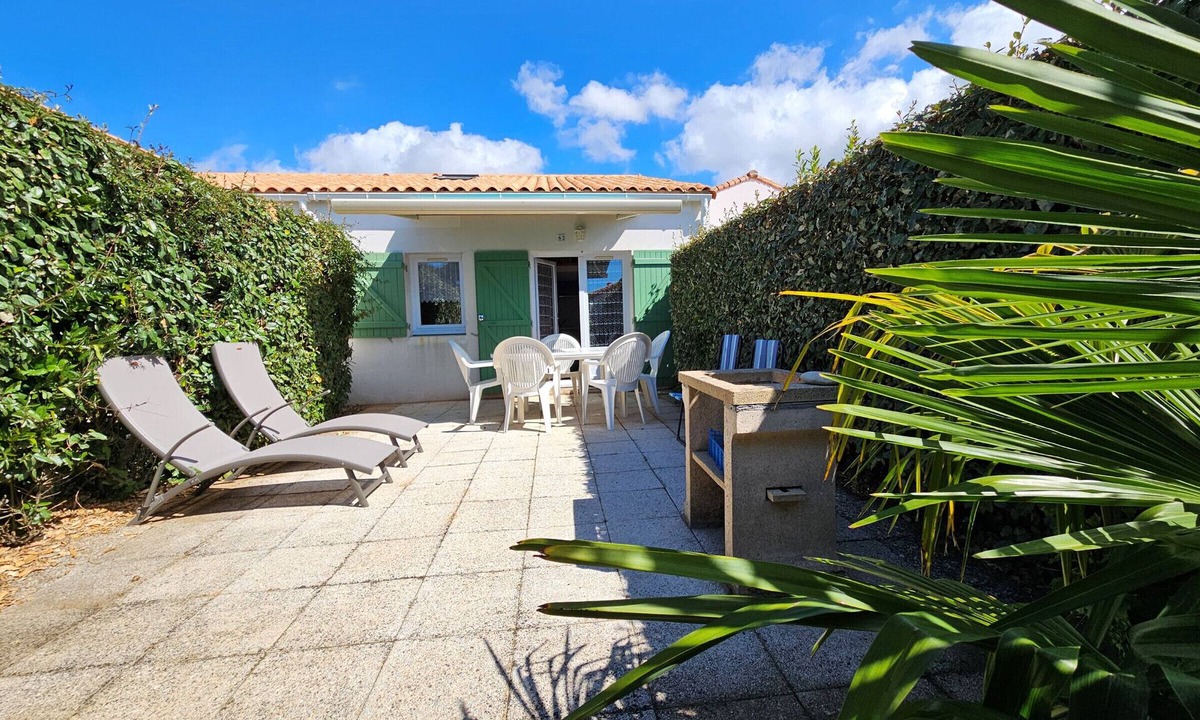 Beauvoir-sur-Mer House | Cottage Near Beach with Pool, Terrace & Pets Allowed