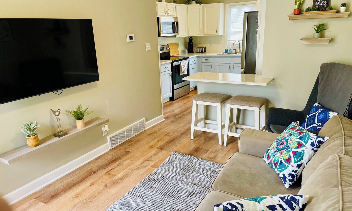 St. Charles House | Cottage on Historic Main Street- Low Cleaning fee
