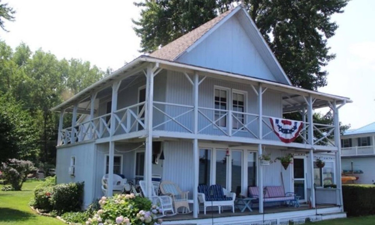 Waterport House | Cottage on Lake Ontario with extra charm and character!