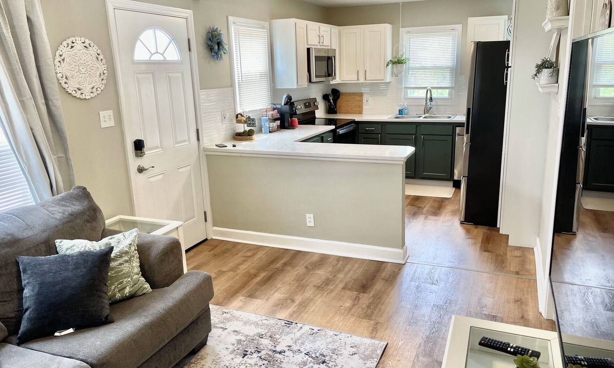 St. Charles House | Cottage on Main st- Low Cleaning Fee