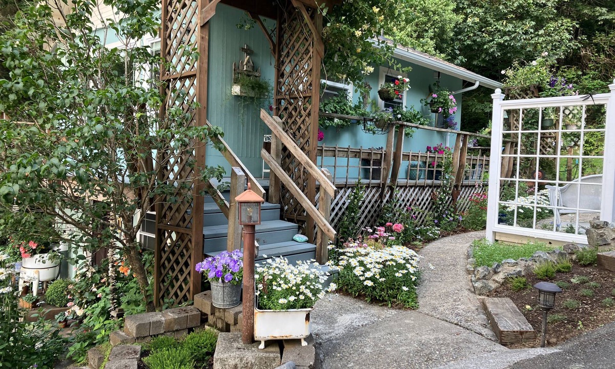 North Bend House | Cottage on the Bay with Gorgeous Views
