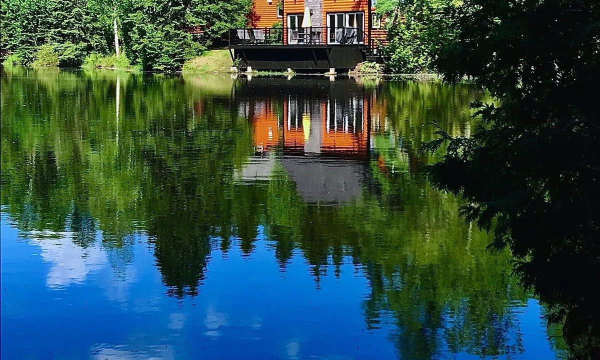 Saint Hilarion House | Cottage on the edge of a lake with trail, waterfall and pond