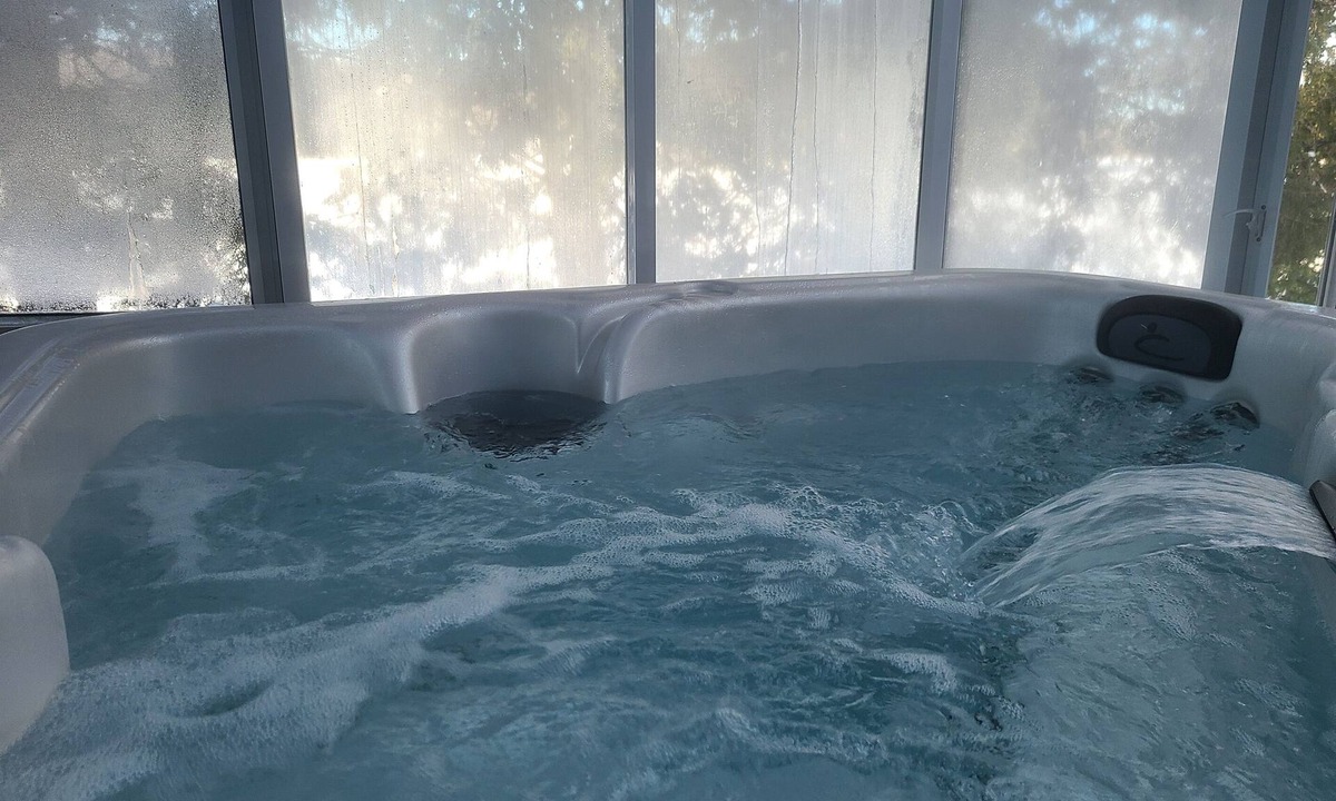 Val-des-Monts Cottage | Cottage on the lake: spa, sauna and private beach