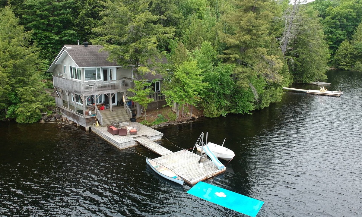 North Kawartha Cottage | Cottage on the lake! Beautiful 4 bedroom + 3 bath!