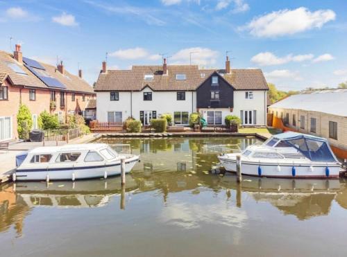 Hoveton House | Cottage On The Quay