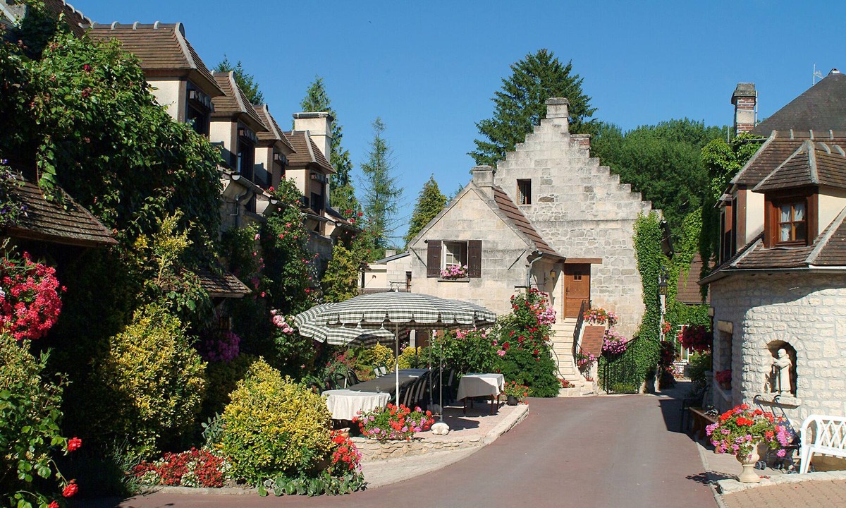 Chelles Apartment | Cottage on the river in a green setting