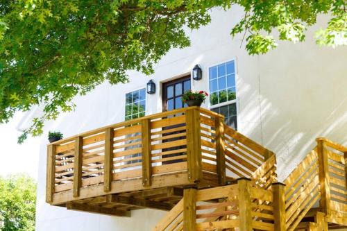 Crescent Hill House | Cottage Park Carriage House-Rest and Explore with Hollyhock