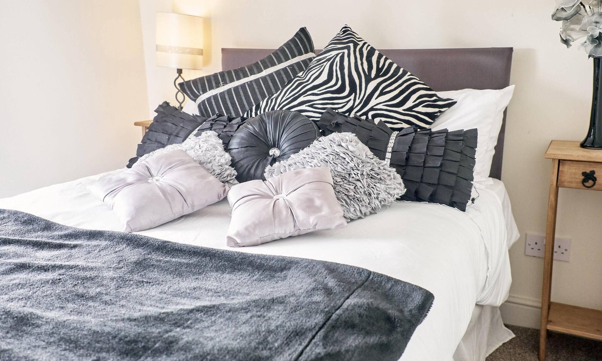 Belthorn Cottage | Cottage-Premium-Private Bathroom