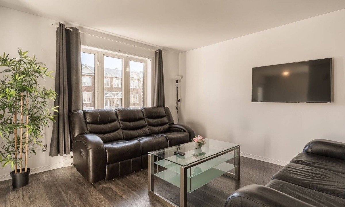 Brossard House | Cottage private spa & pool table