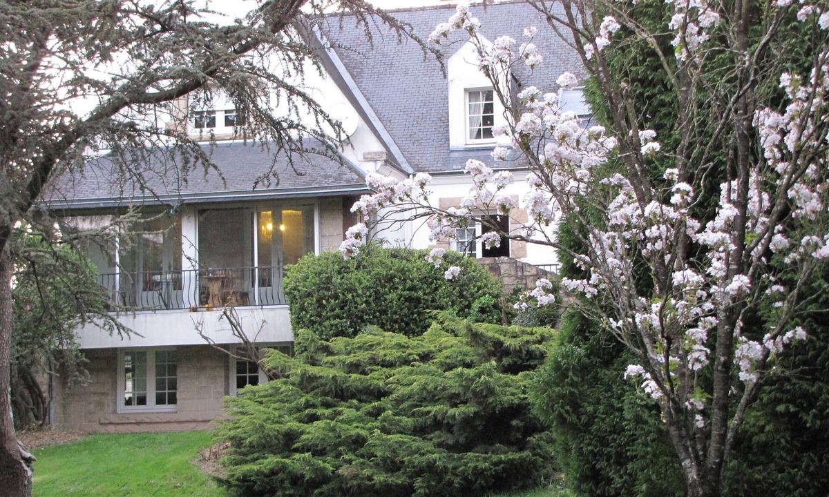 Baulon Cottage | Cottage Rental 90 m² with its beautiful park of 4000 m² and beautiful trees.