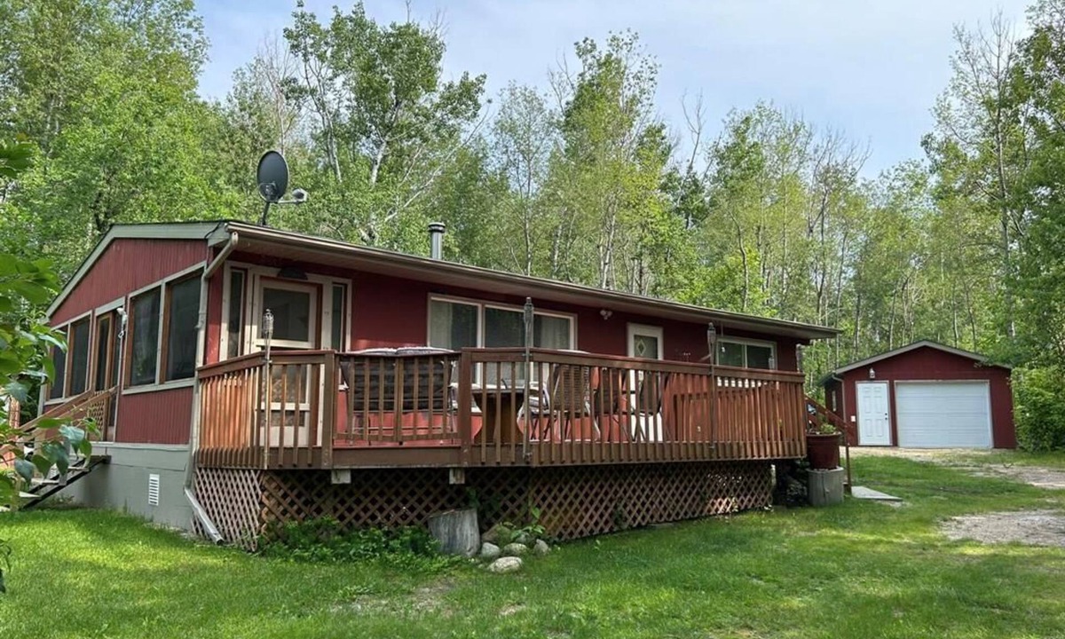 Hillside Beach Cottage | Cottage rental steps from Lake Winnipeg