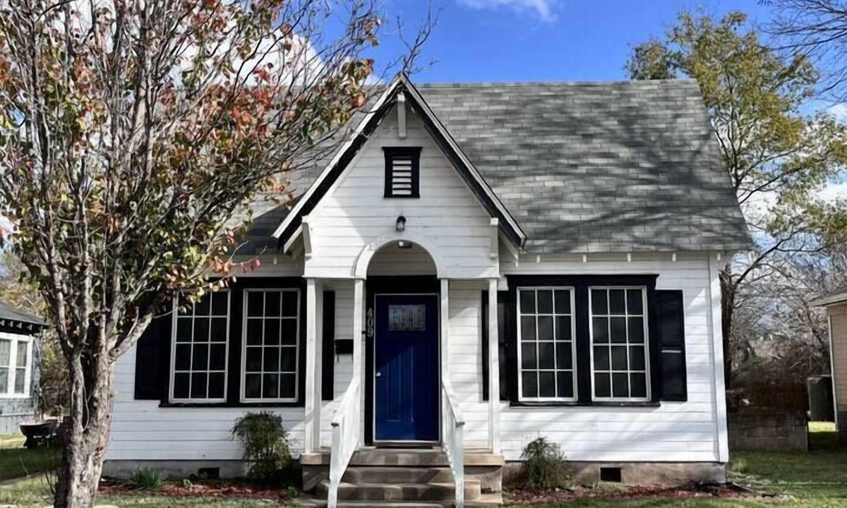 Gatesville House | Cottage Retreat with Starlink & Small-Town Charm, Charming bungalow with fenced yard and Starlink Wi.