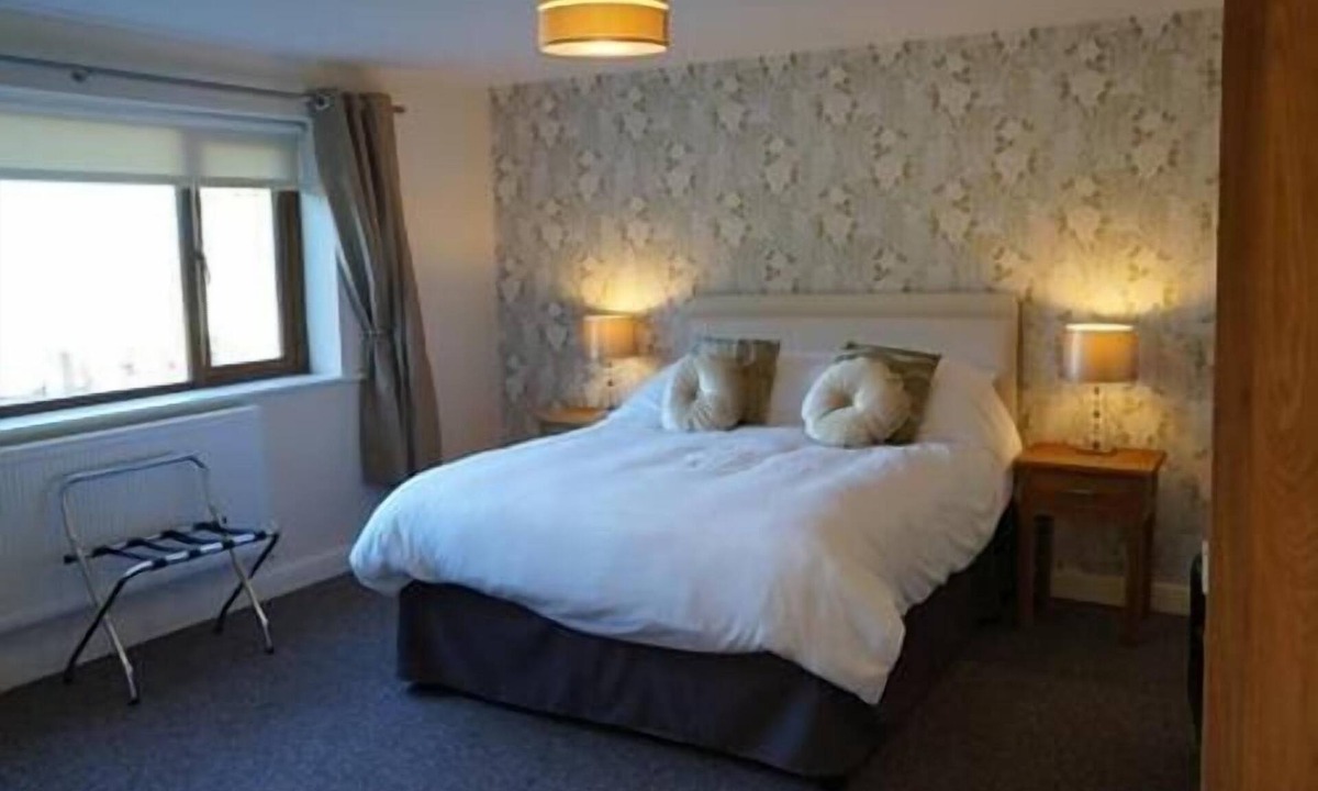 Newburgh Cottage | Cottage Shared Bathroom at Forest View Holiday Park