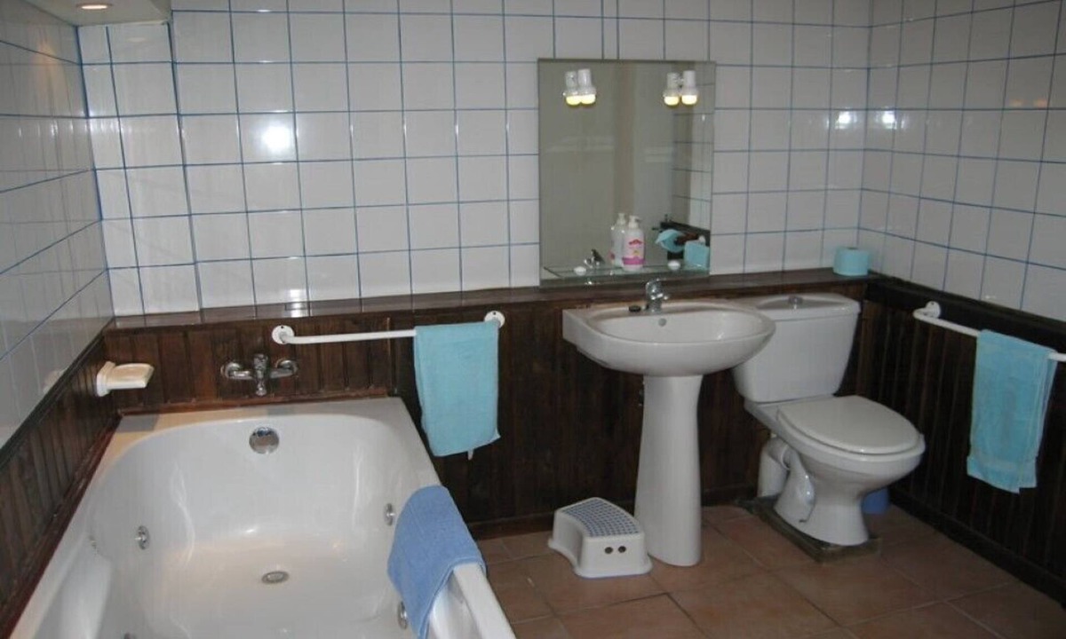 Gibourne Cottage | Cottage (sleep 5+cot) on Child-friendly Complex with shared pool and play areas