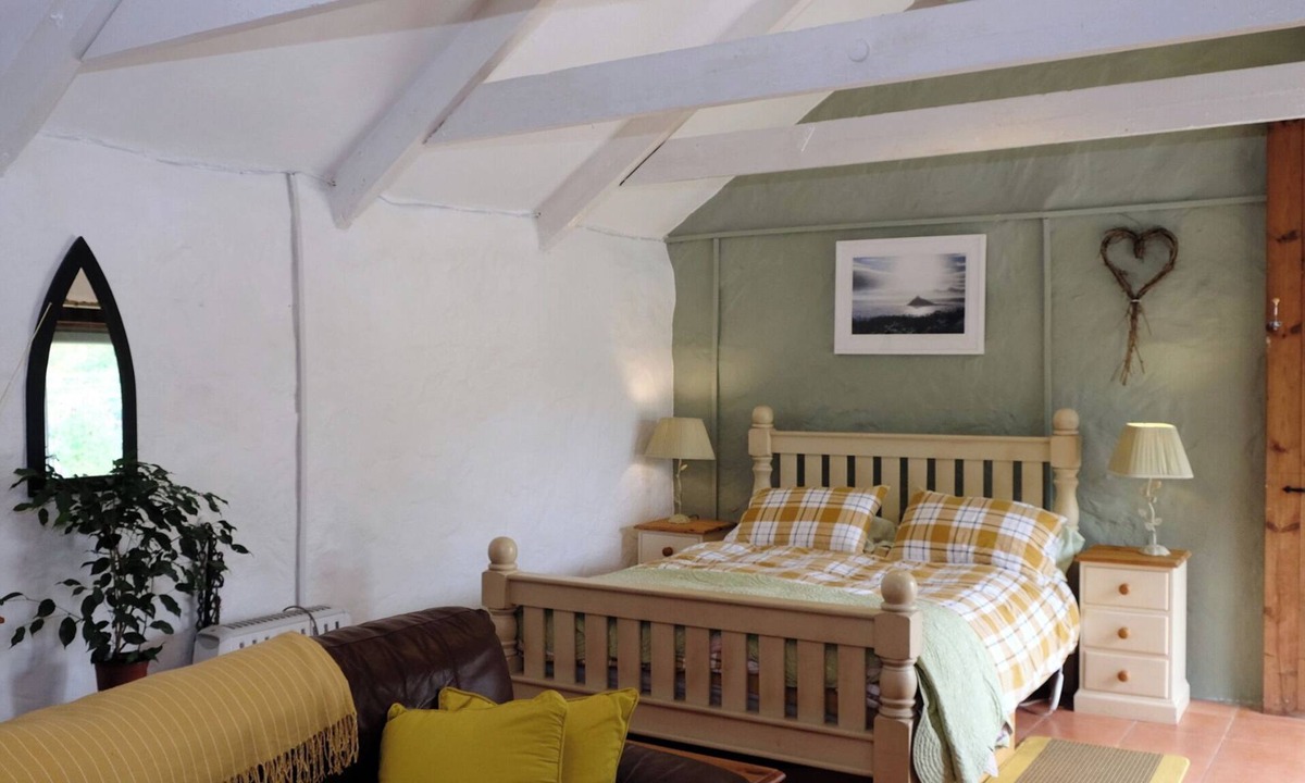 Grade House | Cottage Sleeps 2- Wood Fire, Garden, Pets, Parking