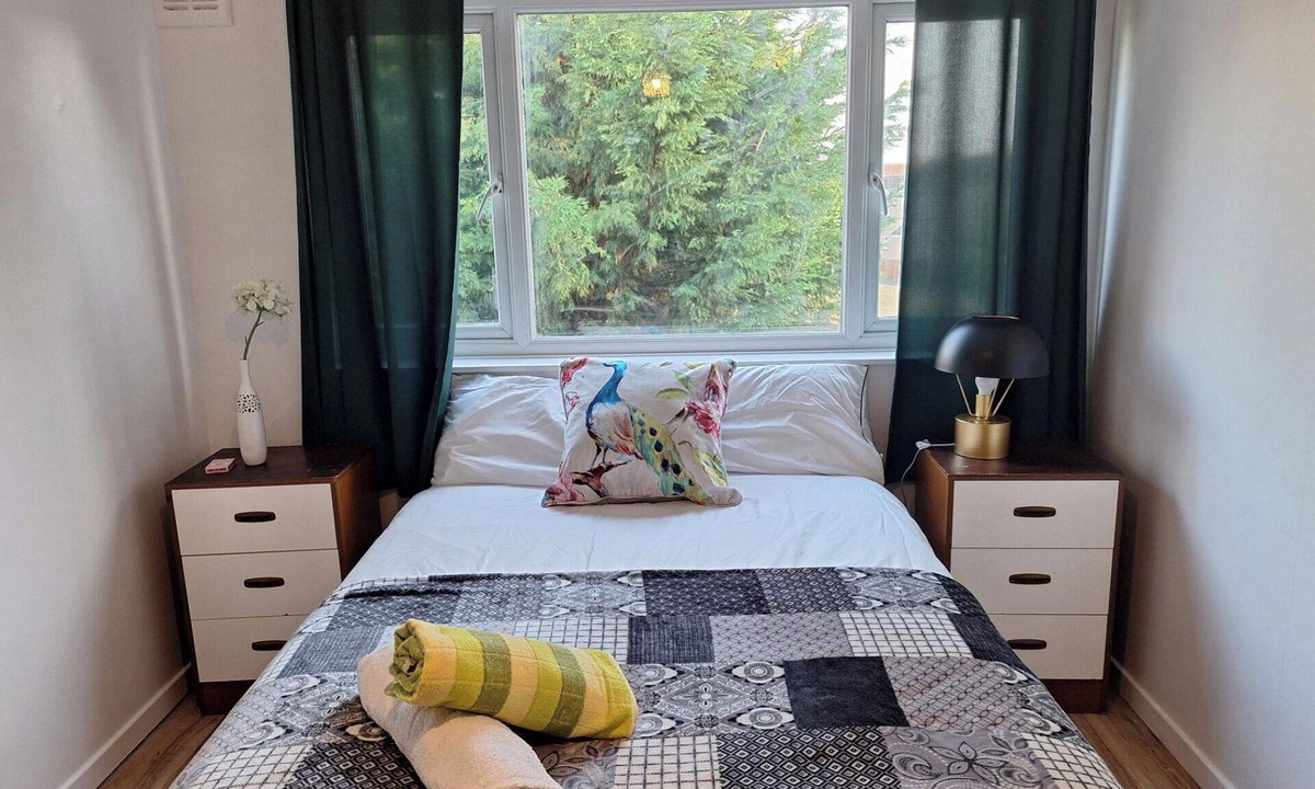 Huntingdon House | Cottage - Sleeps 4 - Parking - WiFi