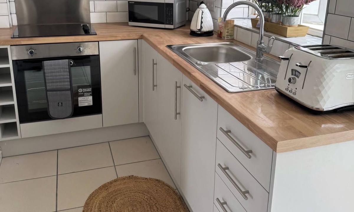 Middlewich Cottage | Cottage - Sleeps 4 - Pet Ok - Patio - Parking