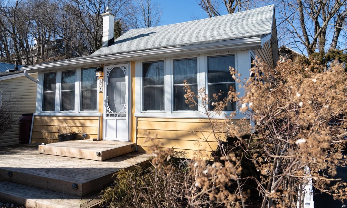 Central Elgin Cottage | Cottage steps to Main Beach w/ Loft & Arcade