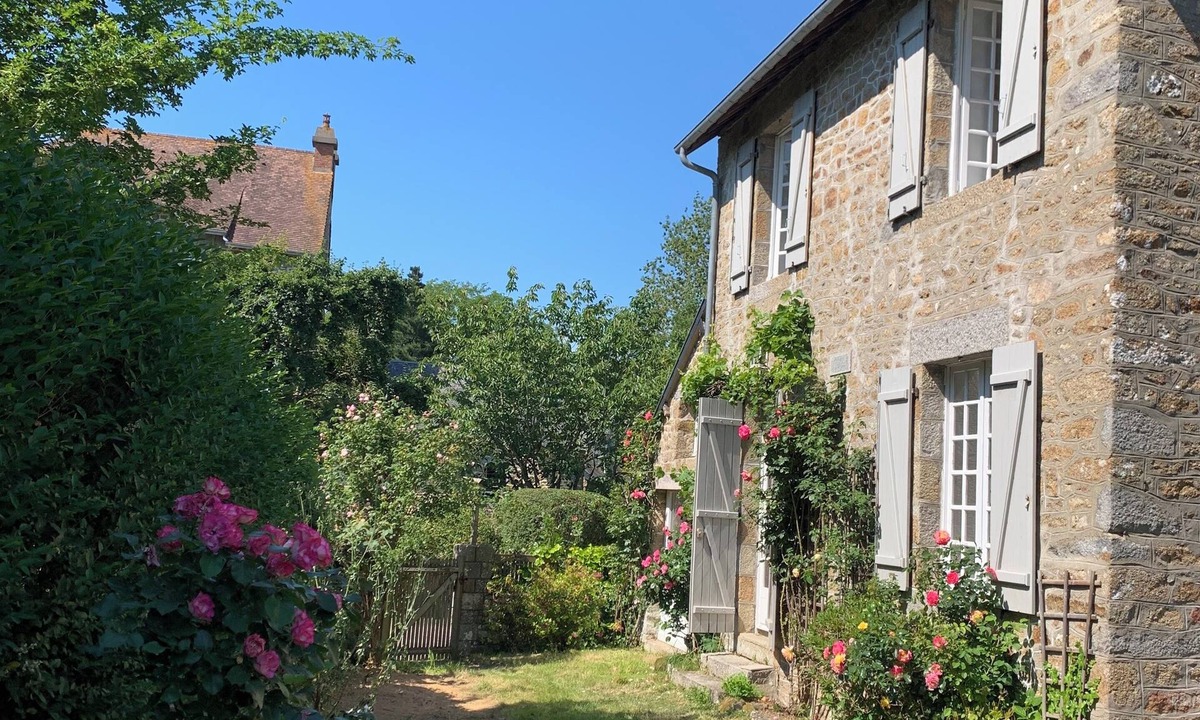 Carolles Cottage | Cottage-style house between countryside and sea