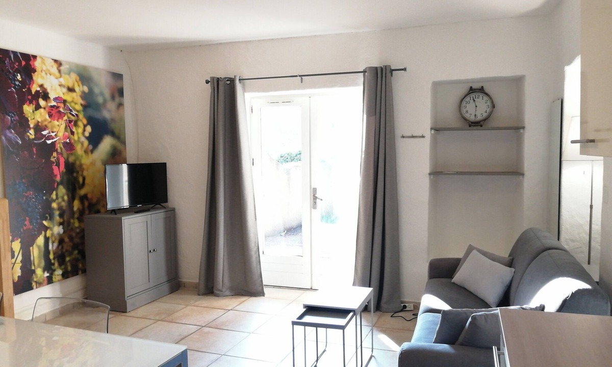Pont-Saint-Esprit Apartment | Cottage VIGNES on french vacation farm in Provence