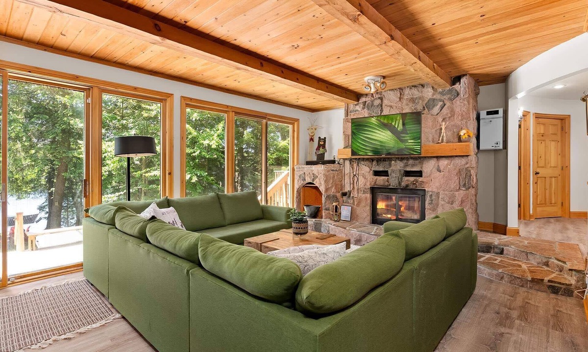 Novar House | Cottage w Hot Tub & Sauna on Clark Lake