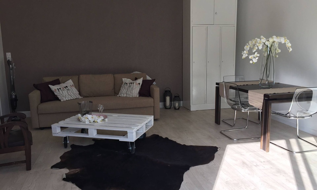 Trelou Sur Marne House | Cottage white orchids