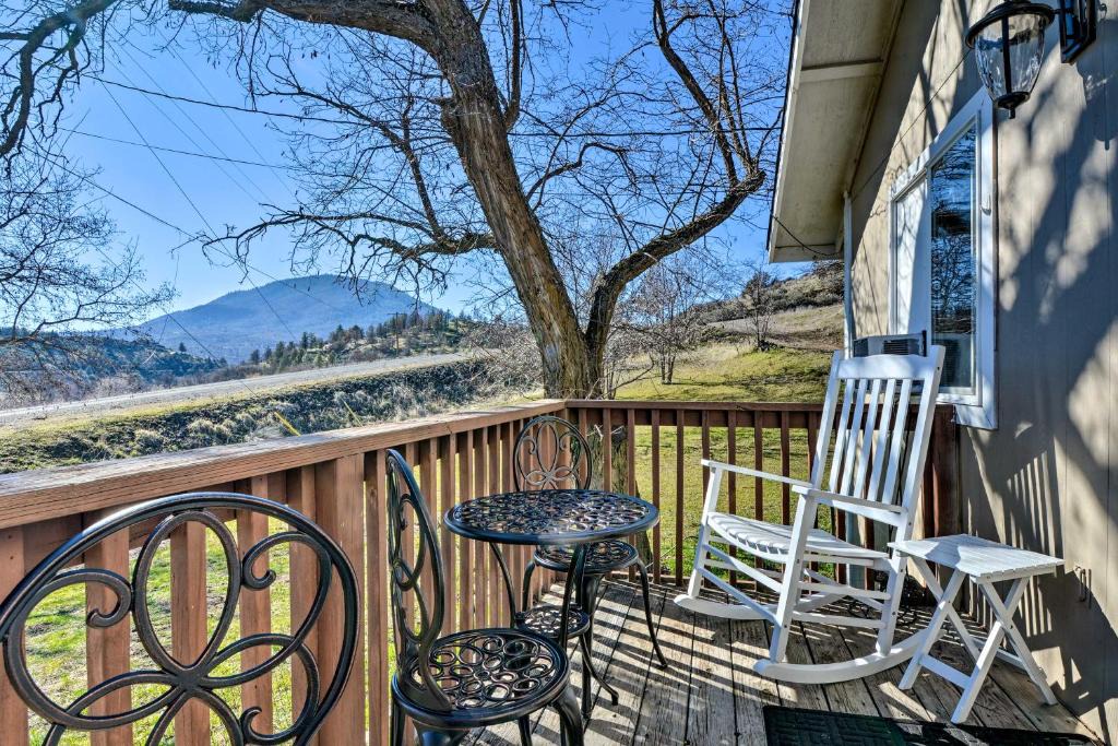 Hornbrook House | Cottage with Fire Pit and Deck on The Klamath River!