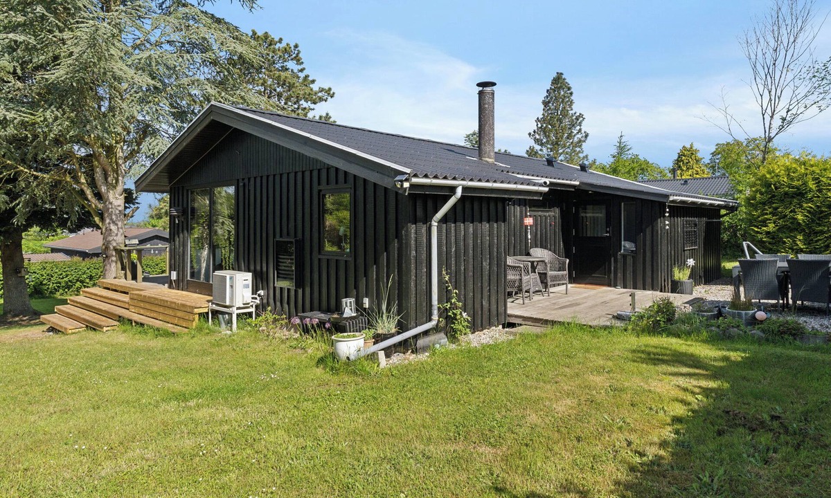 Skibby House | Cottage with fjord view in lovely Vellerup