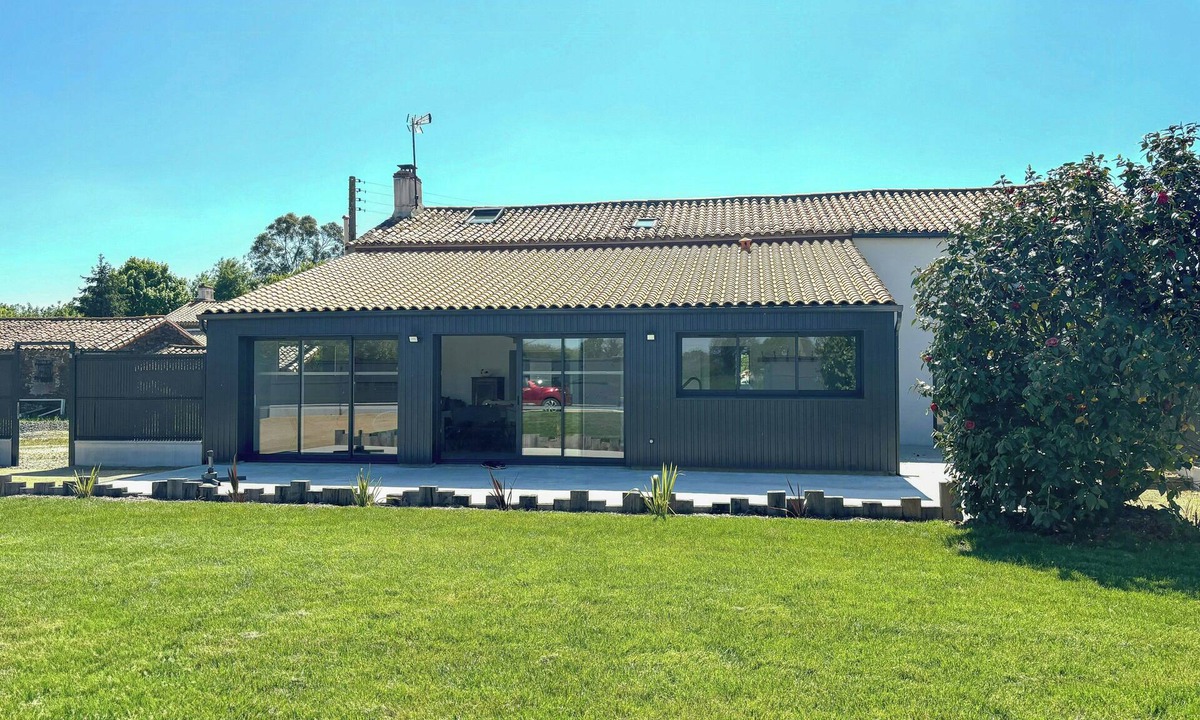 La Roche-sur-Yon House | Cottage with spa between beaches and Puy du Fou