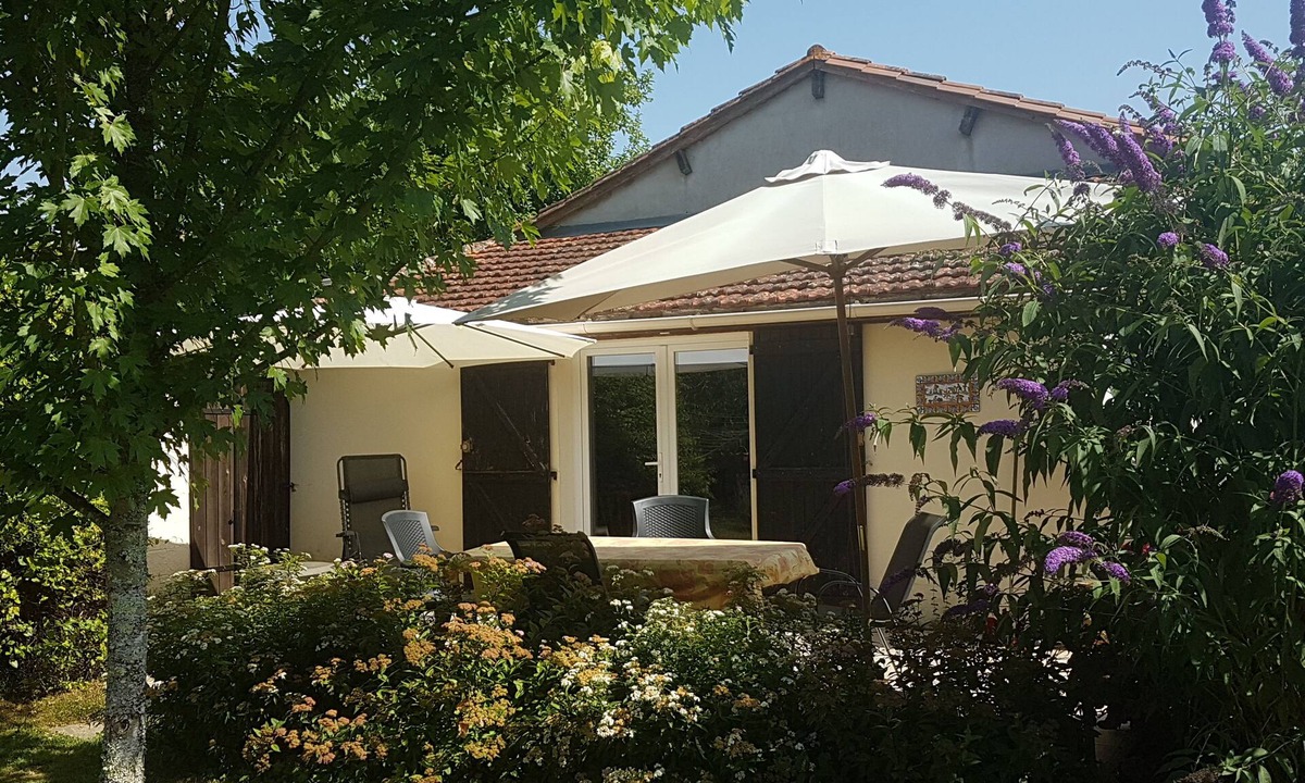 Vergt House | Cottage with large Peaceful Garden.