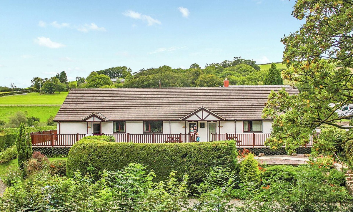 Llanybri Cottage | Cottage with one double and one twin.