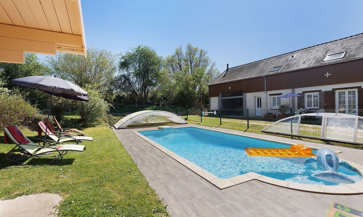 Noyant-Villages Apartment | Cottage with Pool in the Countryside, Perfect for a Family of 4 near Le Lude and Zoo de la Flèche