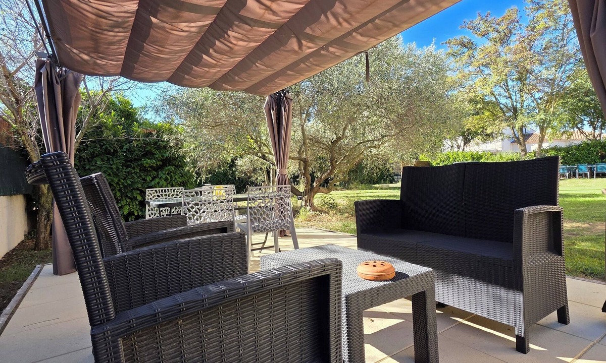 Saint-Gilles Apartment | Cottage with Pool, Fenced Garden – Pets Welcome