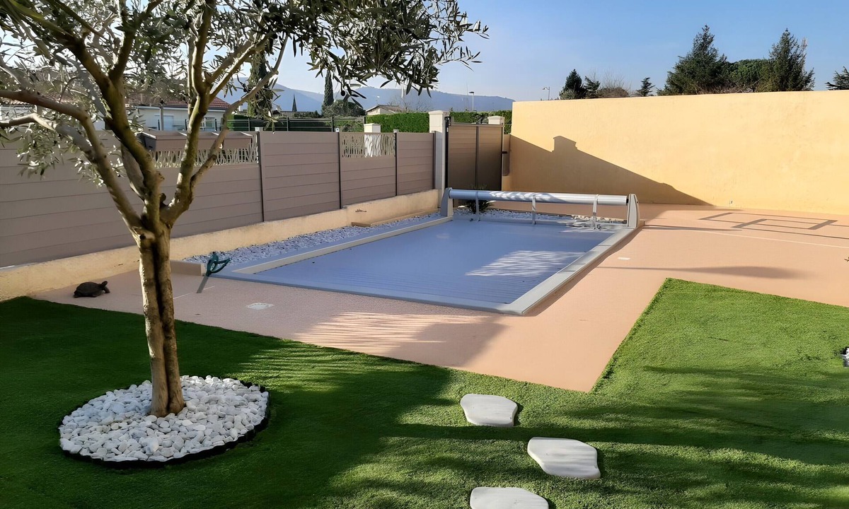 Pont-de-l'Isere House | Cottage with Private Spa and Pool