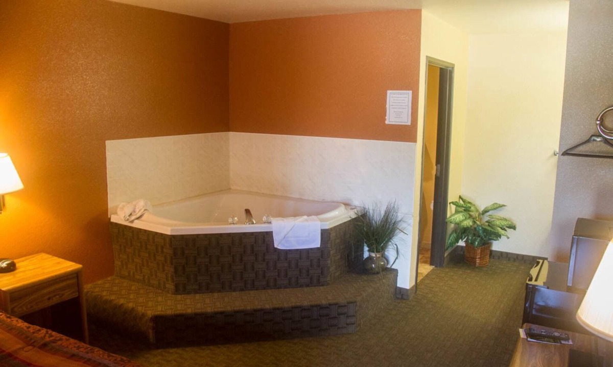 Phillipsburg Hotel | Cottonwood Inn
