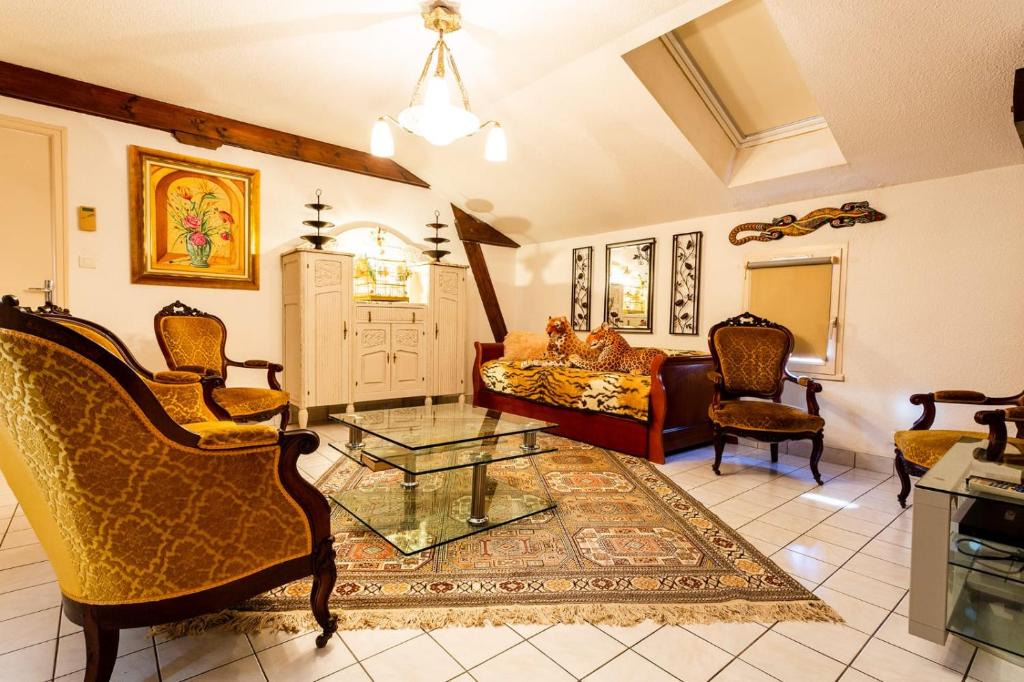 Maulevrier Apartment | Coucher de lune