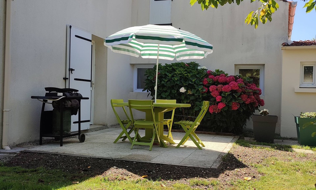 Saint-Etienne-de-Mer-Morte House | Country cottage