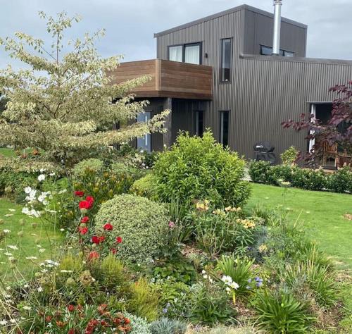 Wharepapa South Apartment | Country Charm with Mountain views