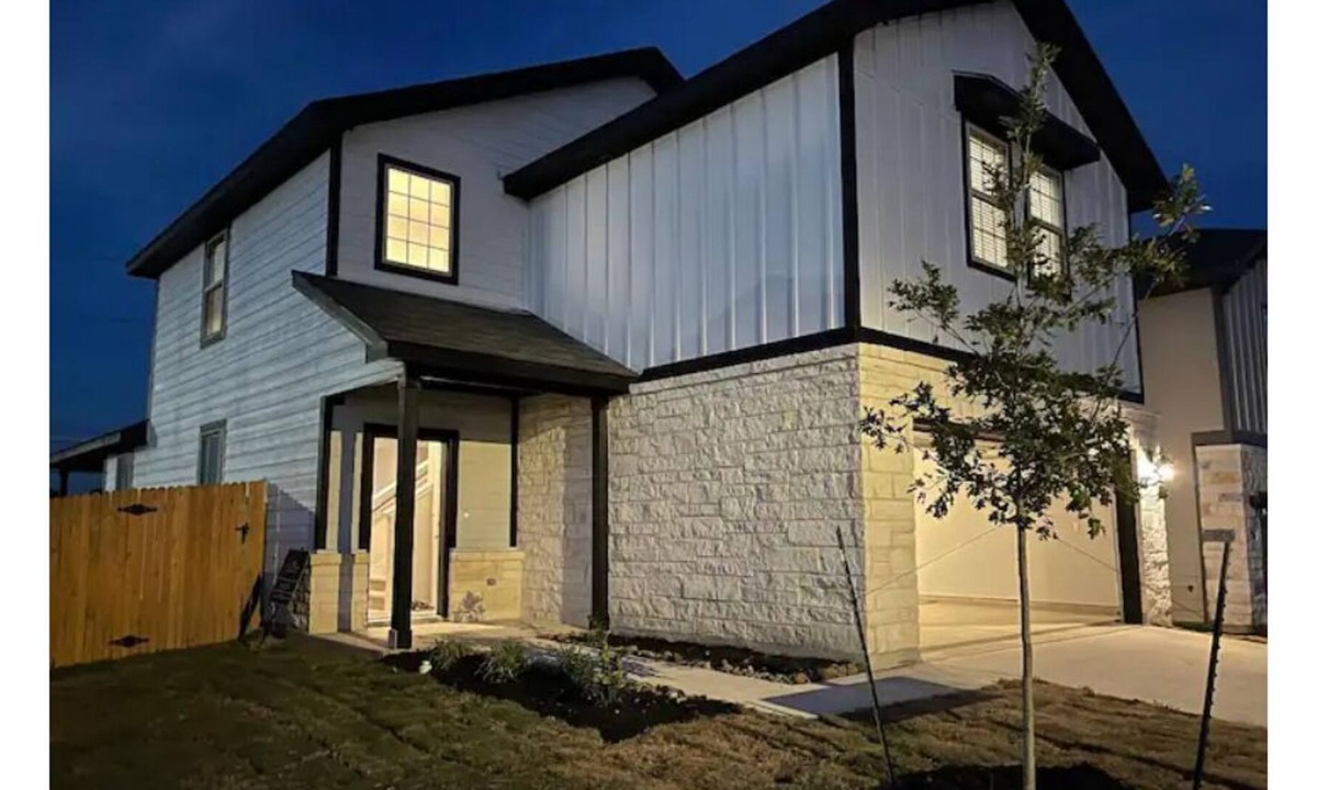 Wetmore House | Country Chic 4 BR Guesthouse + Free WiFi