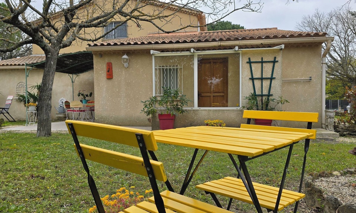 Montsegur-sur-Lauzon Apartment | Country cottage with garden