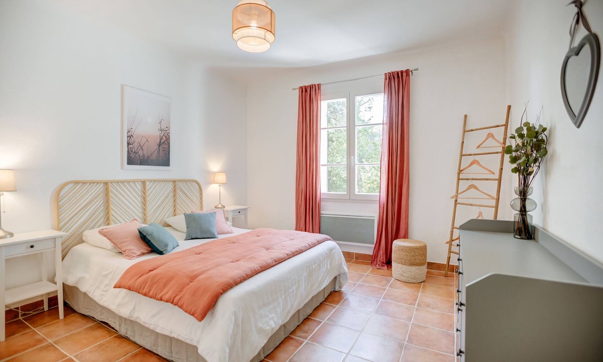 Pont-Saint-Esprit Apartment | Country cottage with all the comforts of a flat