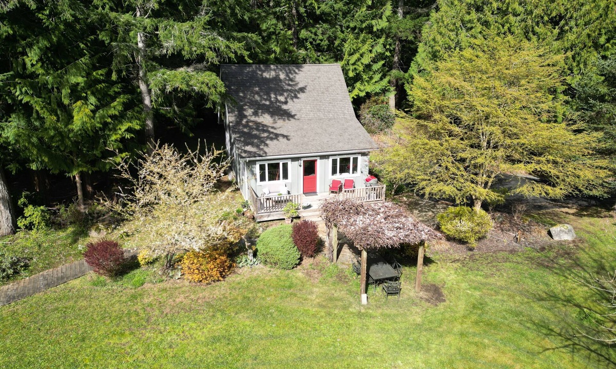 Rollingbay House | Country Cottage on 2.5 green acres 10 min from Ferry