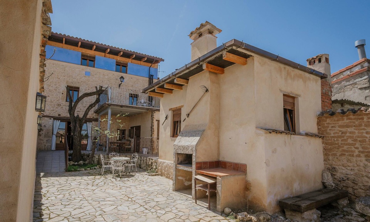 Mambrilla de Castrejon House | Country House 'La Mambla De La Ribera' with Mountain View, Private Garden and Wi-Fi