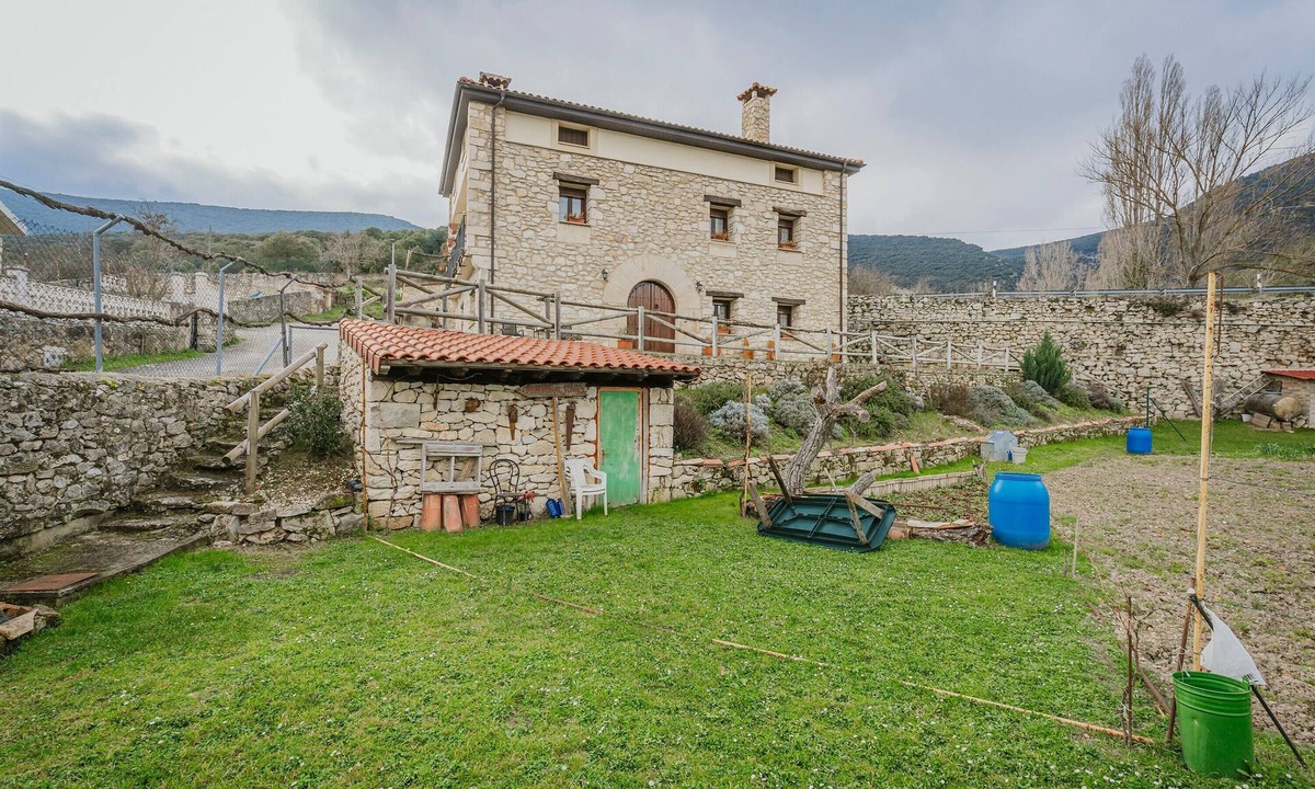 Puente-Arenas House | Country Home 'Torres 1' with Mountain View, Private Garden and Wi-Fi