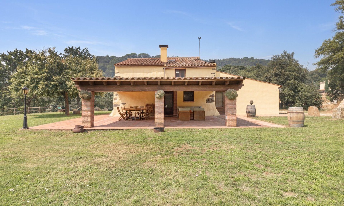 Sant Iscle de Vallalta House | Country House 'Rocosa' with Mountain View, Wi-Fi and Air Conditioning
