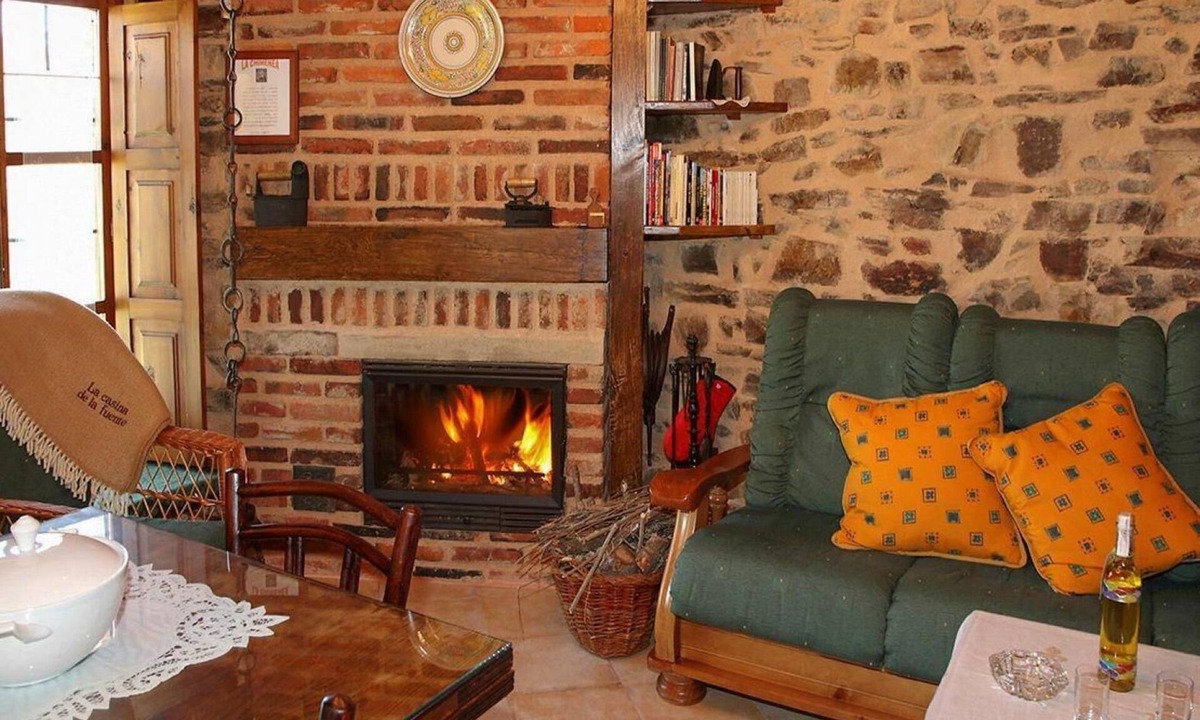 Santa Colomba de Somoza House | Country House 'La Casina De La Fuente' with Private Garden and Wi-Fi