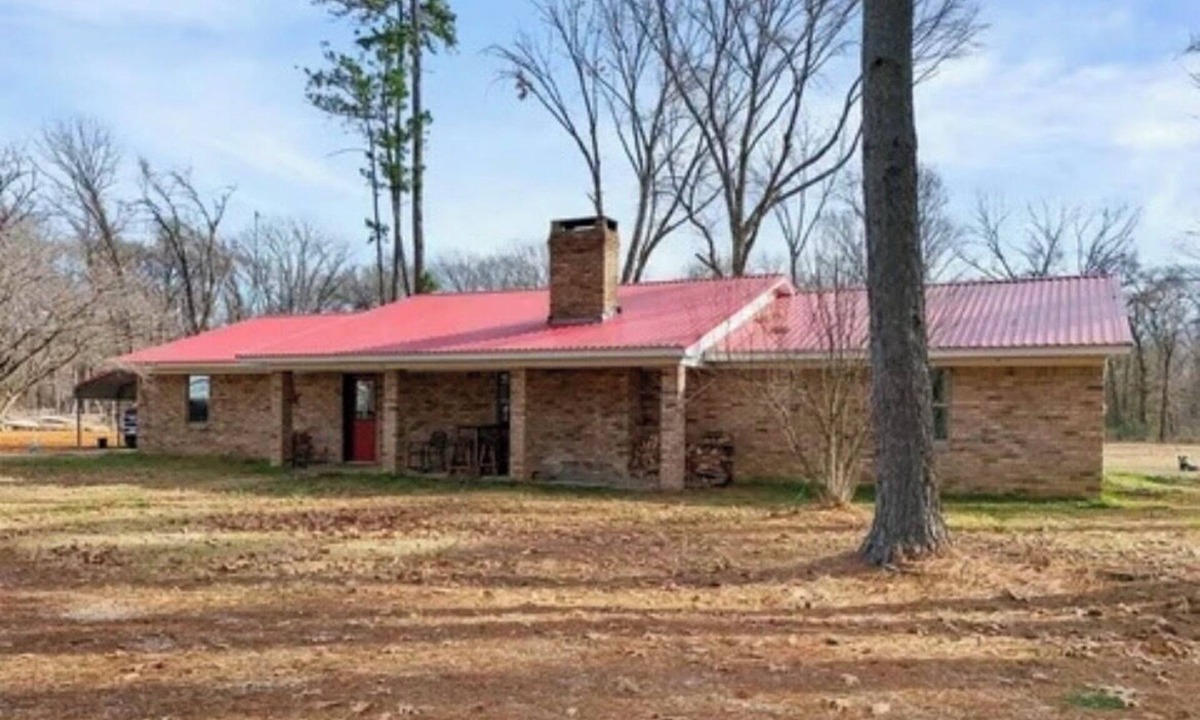 Albany House | Country Escape with Pool, Fire Pit + 3 Acres